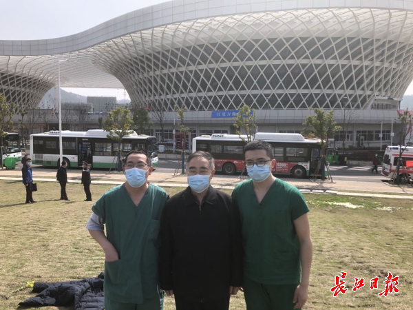 张伯礼院士中医父子兵武汉抗疫，镇守江夏方舱医院无一例转重症