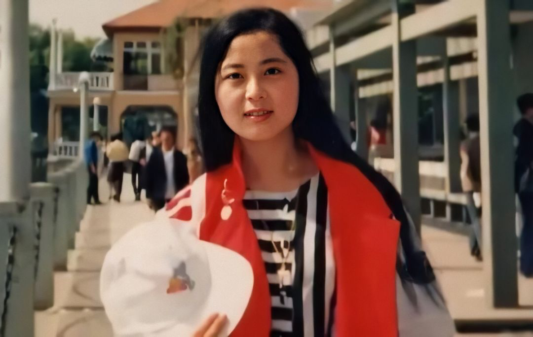 人家年纪轻轻就是女将军