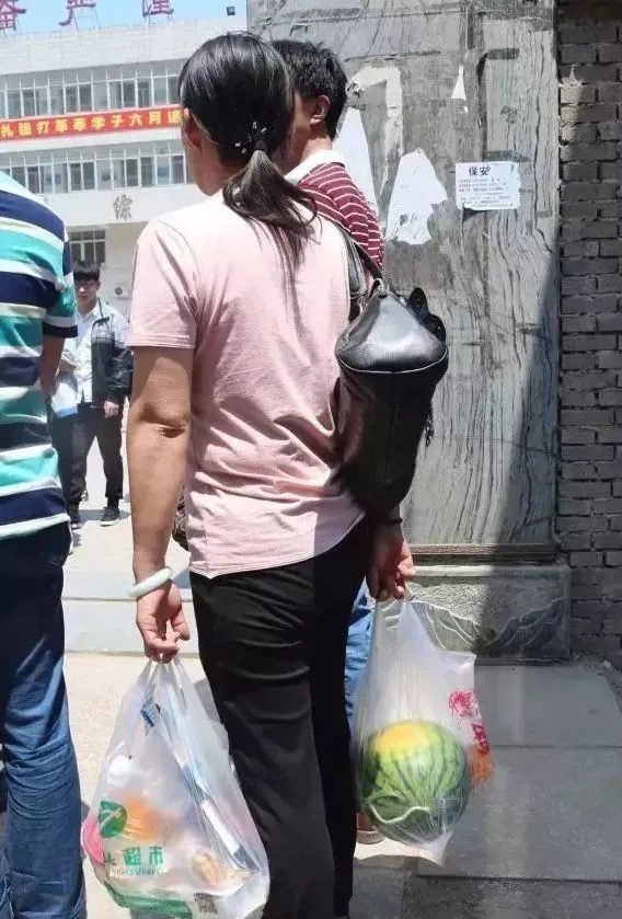 泪崩！中国高考父母图鉴: 在你看不到的角落, 有你看不到的疲惫…