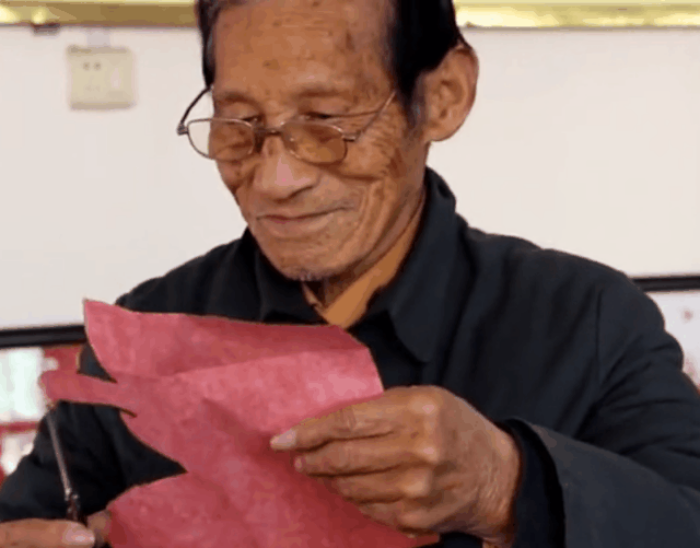 “宝藏”中国爷爷，火到国外了！