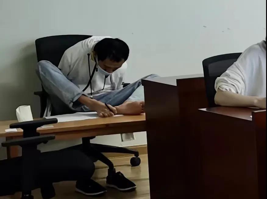 考场用脚写字，考上同济大学研究生！高校的操作太暖了