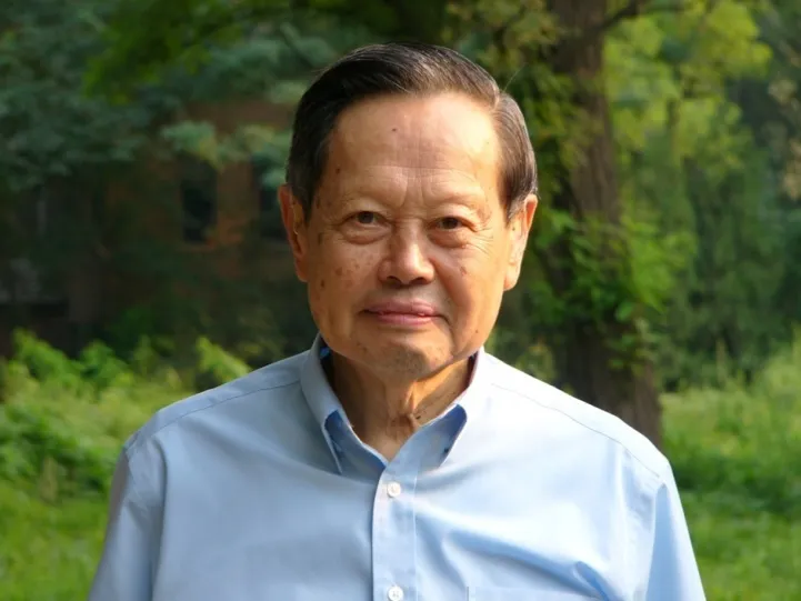 百岁杨振宁：伟大的物理学家，杰出的爱国者 