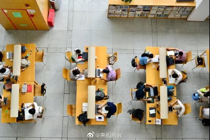 高校图书馆阿姨扫出一簸箕头发！网友：这就是知识的力量吧 