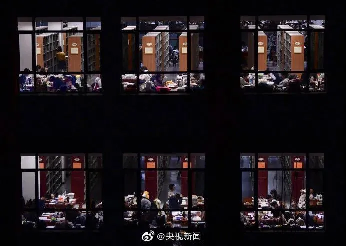 高校图书馆阿姨扫出一簸箕头发！网友：这就是知识的力量吧 