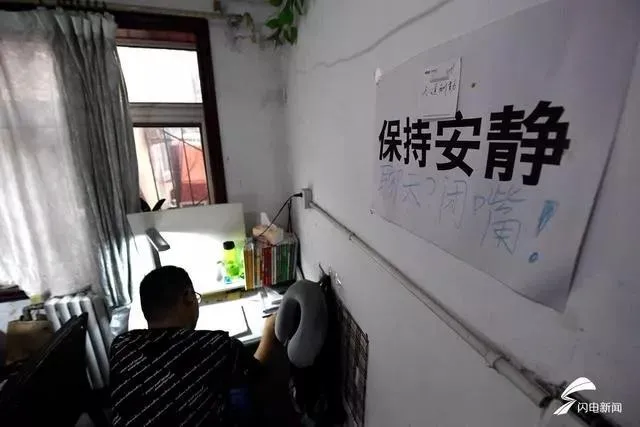 高校图书馆阿姨扫出一簸箕头发！网友：这就是知识的力量吧 