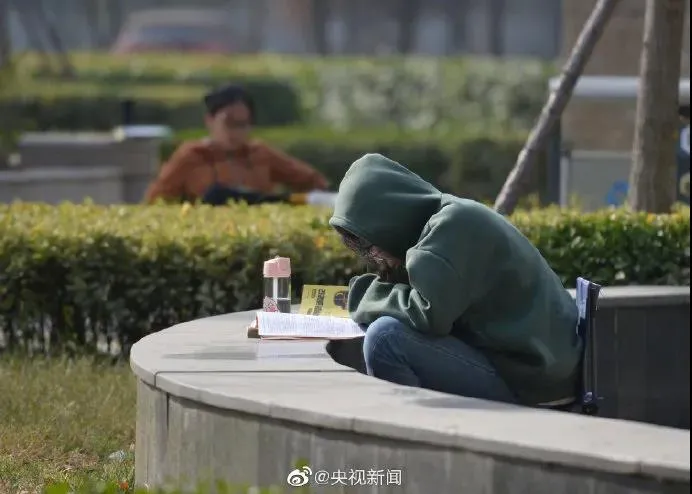 高校图书馆阿姨扫出一簸箕头发！网友：这就是知识的力量吧 