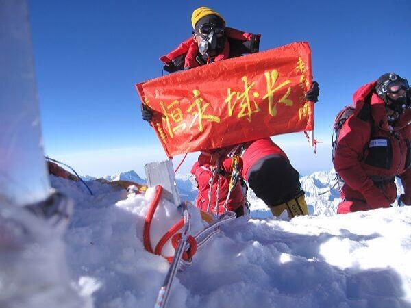挑战自我 奋勇攀登 纪念中国人首次成功登顶珠峰 65 周年 登顶勇士余非在京分